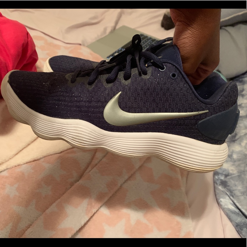 Nike shoes/ basketball shoes